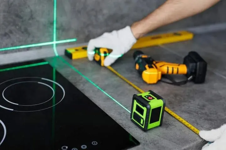 Levelling a cooktop with a laser