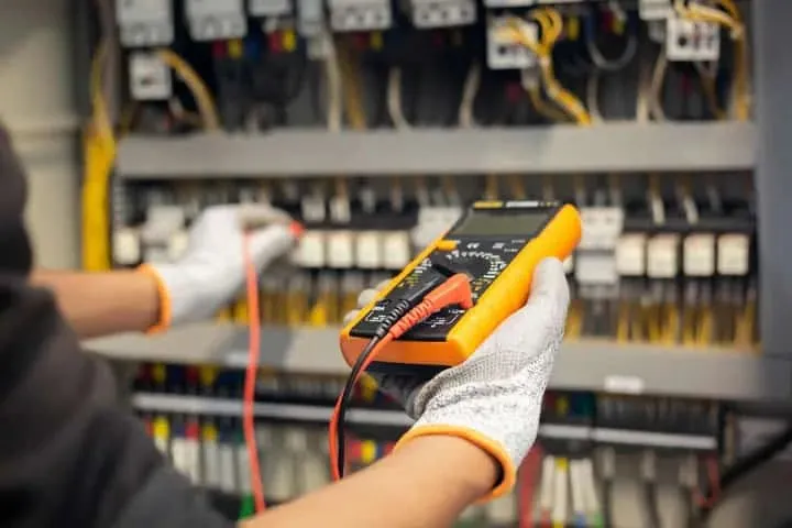 Fault finding at a switchboard with a multimeter